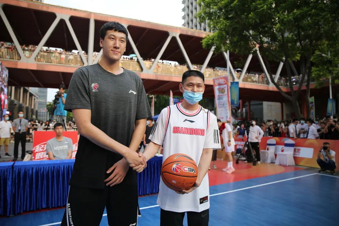 篮球明星合影曝光，球迷狂热追捧的简单介绍