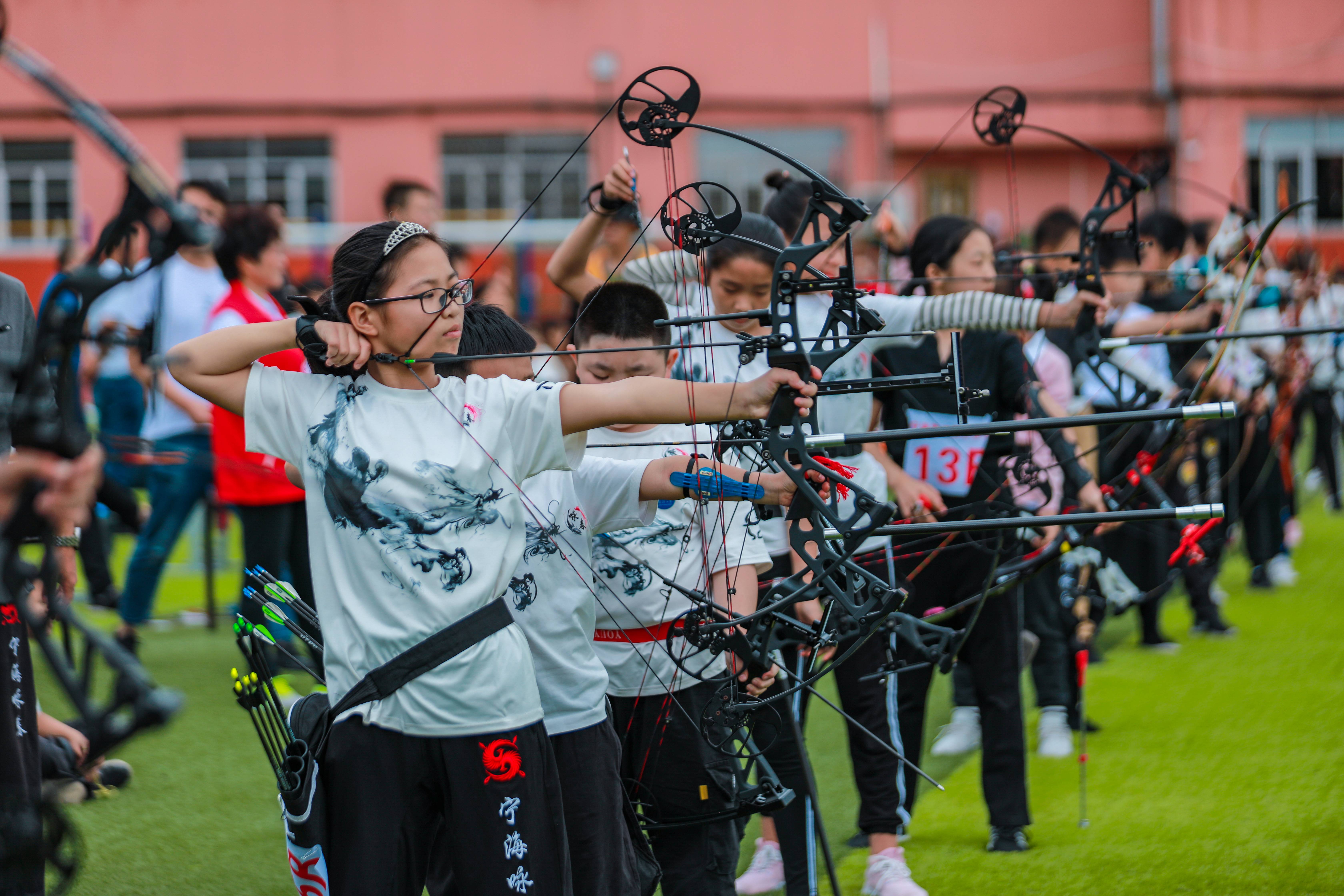 关于射箭赛场上选手冷静应战，箭术精准致胜的信息