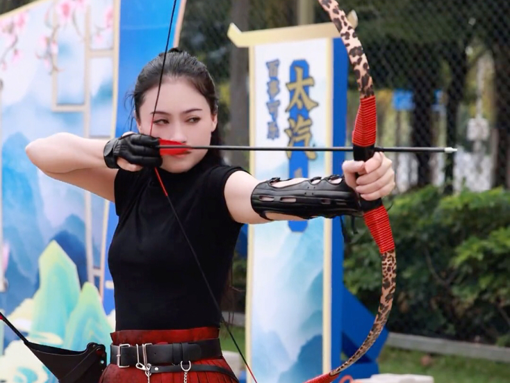 关于射箭赛场上选手冷静应战，箭术精准致胜的信息