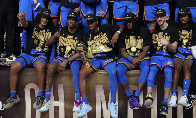 开云体育下载-NBA球员赛后集体庆祝胜利
