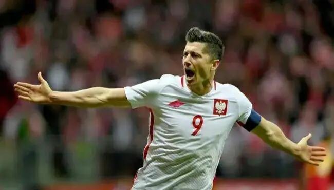 莱万多夫斯基激情四射,冲向胜利 莱万多夫斯基激情四射,冲向胜利