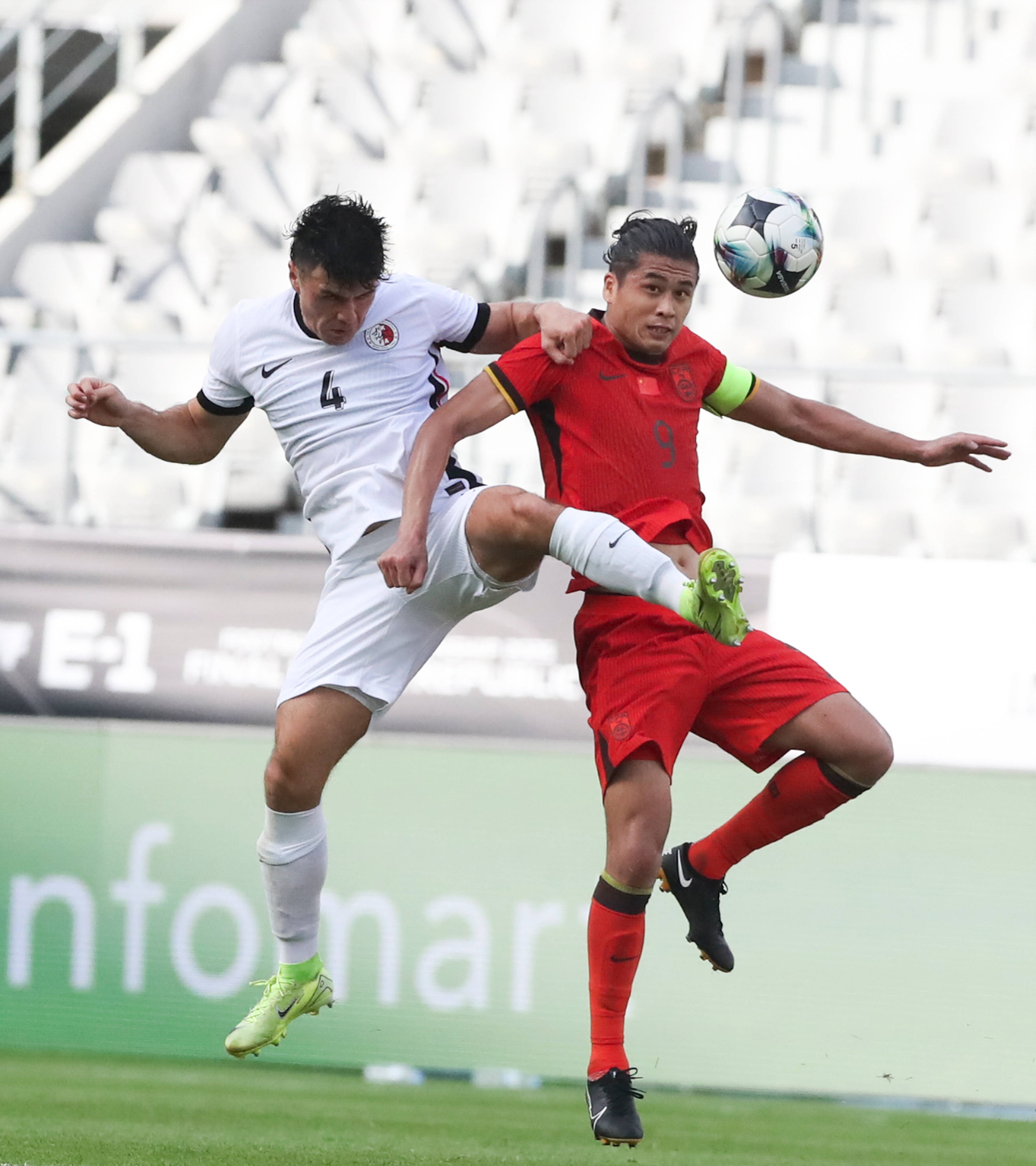 亚洲足球俱乐部赛事中球员争奇斗艳