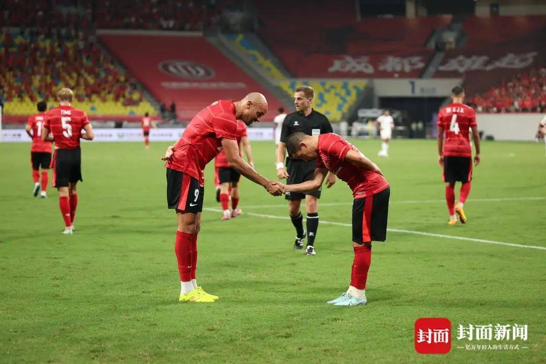 亚洲足球俱乐部赛事中球员争奇斗艳