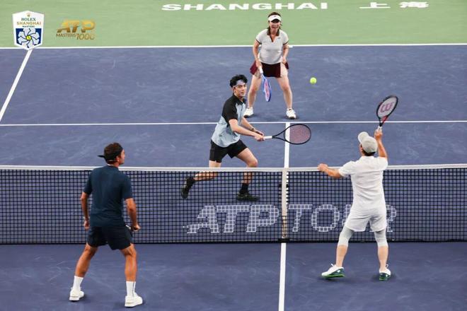 关于德国网球队逆转美国网球队，费德勒完成帽子戏法的信息