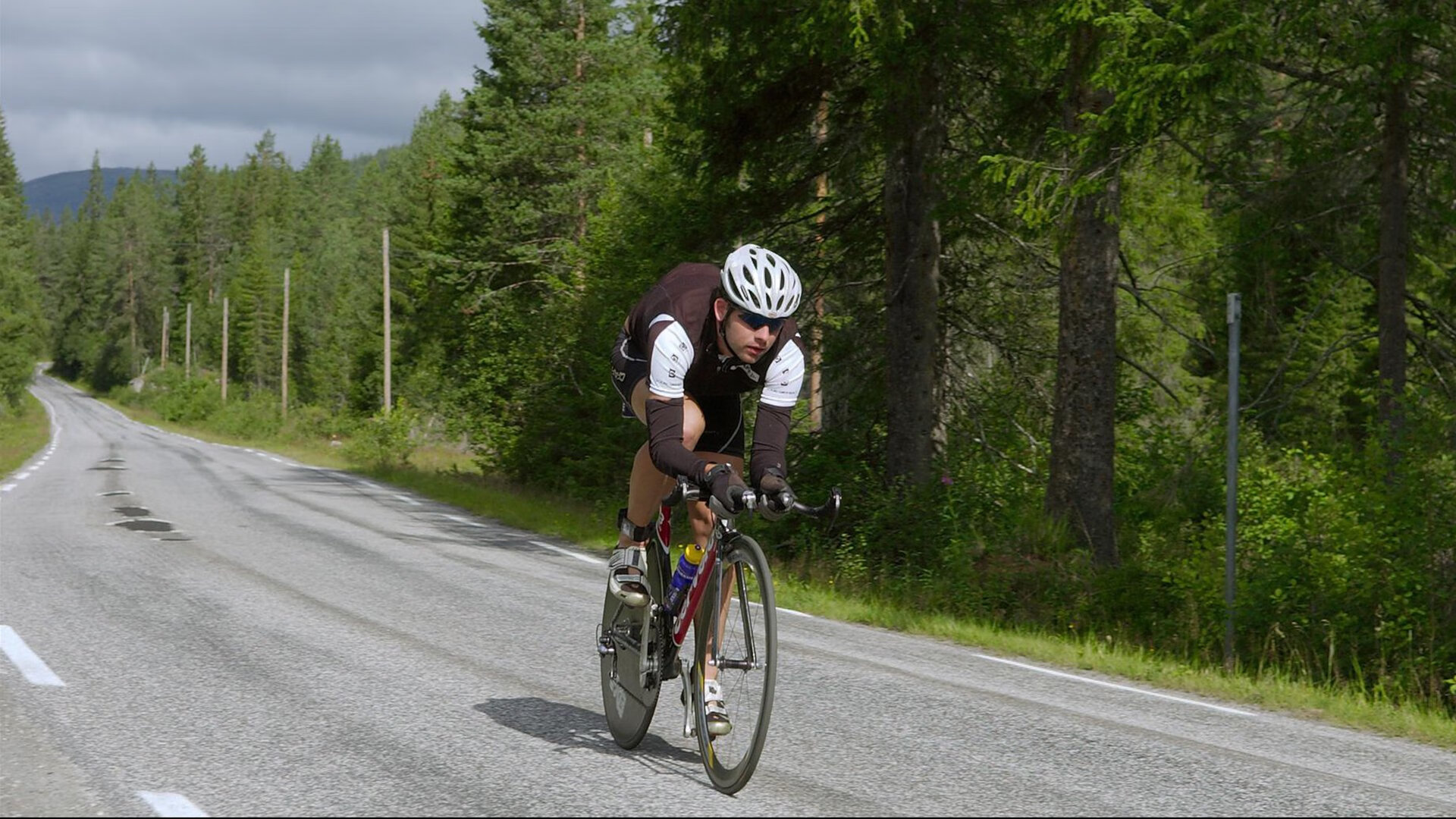 基耶萨点燃赛场，波兰爆冷比利亚雷亚尔，欧战之夜的双重震撼